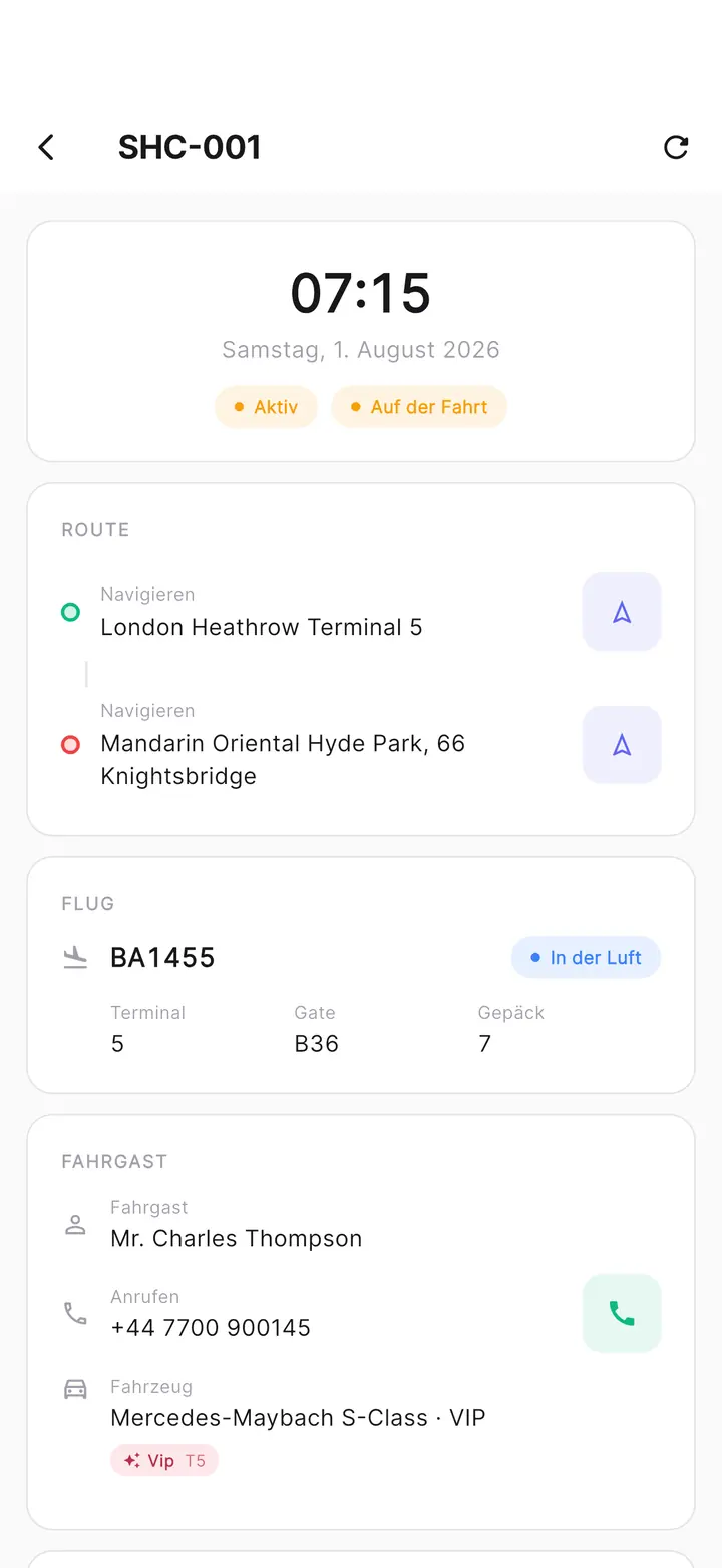 Eine Fahrt in der Fahrer-App: Abholzeit, Route mit Navigationsknöpfen, Live-Flugstatus mit Terminal, Gate und Gepäckband sowie der Fahrgast mit Anrufknopf.