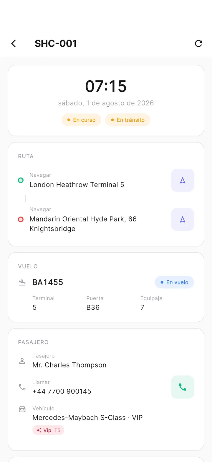 Un servicio en la app del conductor: hora de recogida, la ruta con botones de navegación, el estado del vuelo en directo con terminal, puerta y cinta de equipaje, y el pasajero con un botón para llamar.