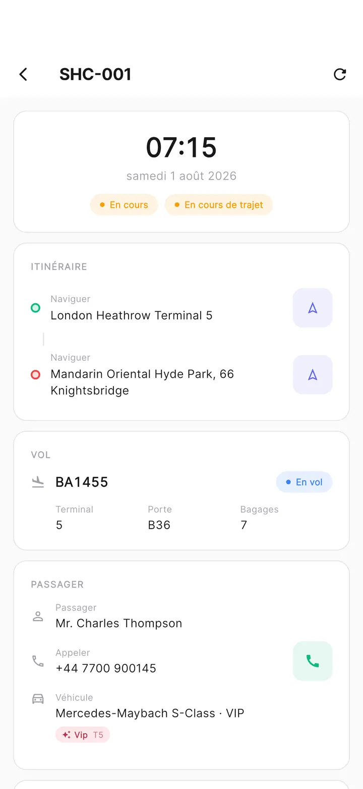 Une course dans l'application chauffeur : heure de prise en charge, itinéraire avec boutons de navigation, statut du vol en direct avec terminal, porte et tapis à bagages, et le passager avec un bouton d'appel.