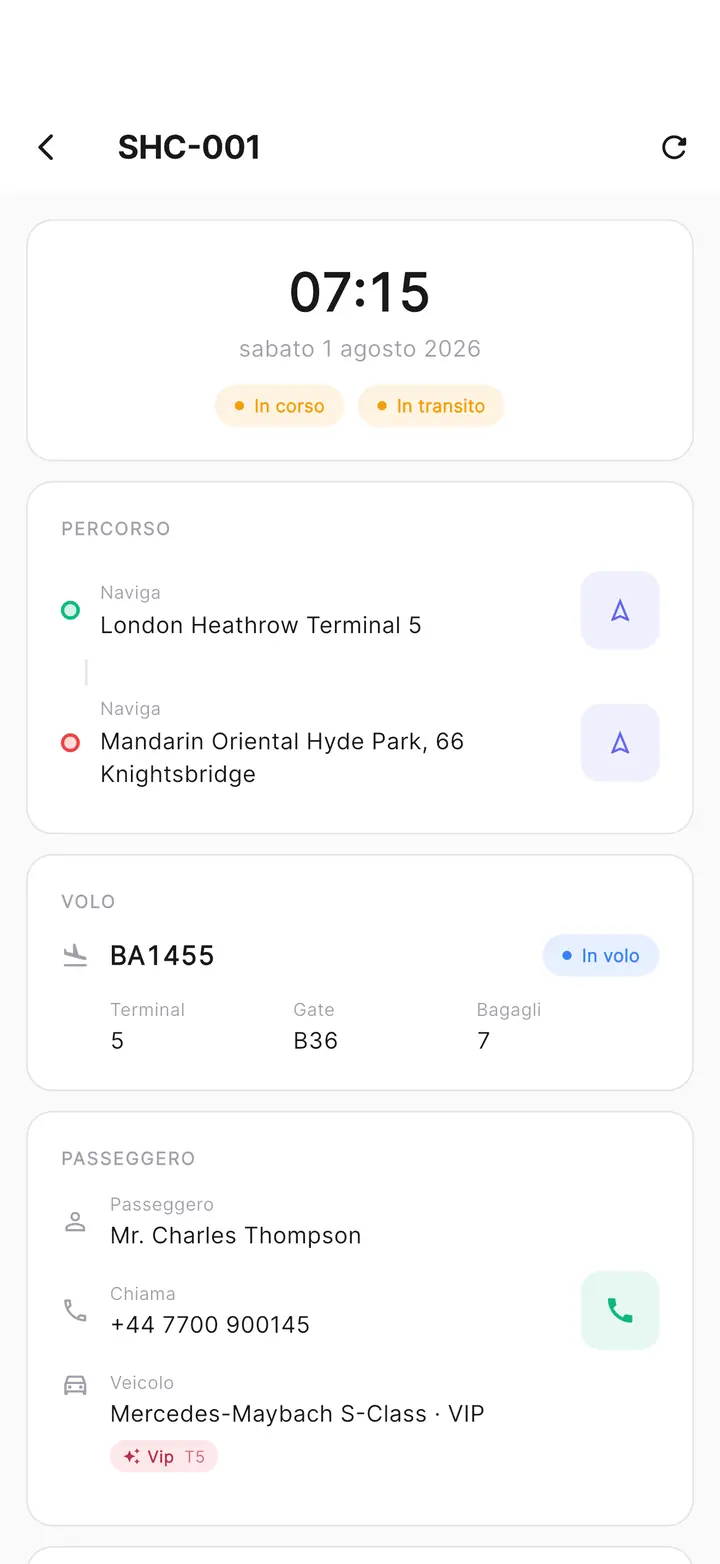 Una corsa nell'app autista: ora di partenza, il percorso con i pulsanti di navigazione, lo stato del volo in tempo reale con terminal, gate e nastro bagagli, e il passeggero con un pulsante per chiamare.